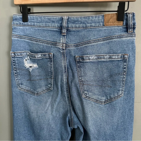 American Eagle Women's Distressed Mom Jean Light/Medium Wash. Size 4 Reg - Picture 5 of 8